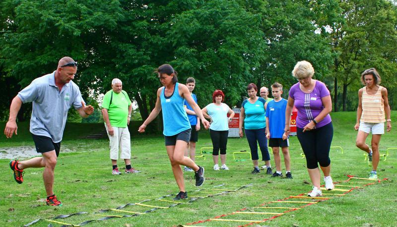 Bernd Fernengel (li.) demonstriert den Teilnehmern, wie sie nach dem Sprung den Oberk&ouml;rper wieder ins Gleichgewicht bringen.
Foto: Stephan Sonntag