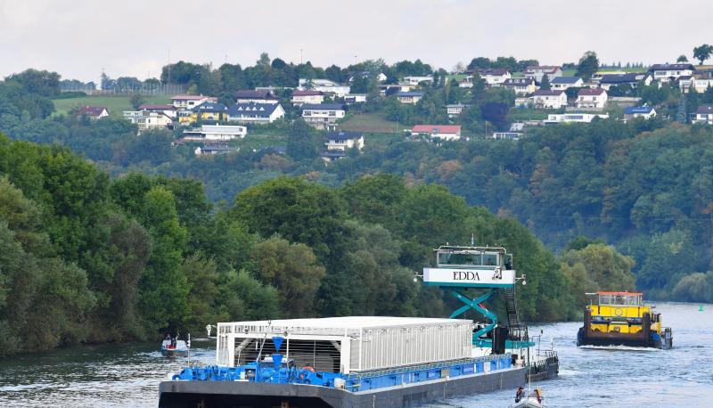 Ein Castor-Spezialschiff fährt auf dem Neckar. Foto: Uwe Anspach/Archiv Ein Castor-Spezialschiff fährt auf dem Neckar. Foto: Uwe Anspach/Archiv