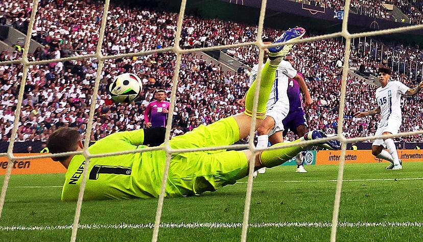 Deutschlands Torhüter Manuel Neuer unterlief vor dem 0:1 im Test gegen Griechenland ein Fehler. Deutschlands Torhüter Manuel Neuer unterlief vor dem 0:1 im Test gegen Griechenland ein Fehler.