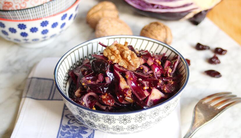 Cranberrys sorgen im Rotkohlsalat f&uuml;r einen fruchtigen Touch, Waln&uuml;sse f&uuml;r Knackigkeit.