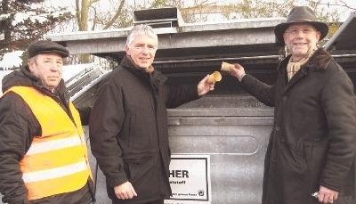 Norbert Raatz (rechts), Leiter des Abfallwirtschaftsamts im Landkreis Heilbronn, und OB Hans Heribert Blättgen gehen mit gutem Beispiel voran.Foto: Doris Gabel