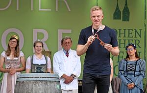 Roman Rees (vorne) freut sich über den Weinschlüssel, der auch Lothar Eiermann (links dahinter) verliehen wurde.