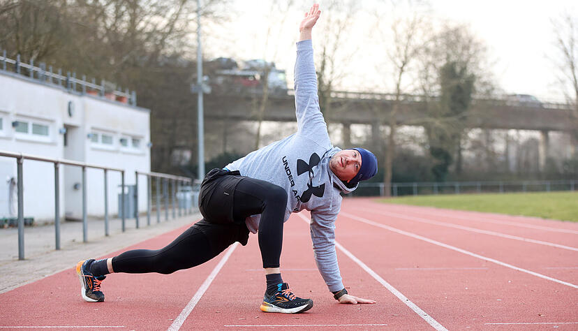 Zur Routine von Sebastian Hammer gehört ausgiebiges Dehnen beim Lauftraining. Zur Routine von Sebastian Hammer gehört ausgiebiges Dehnen beim Lauftraining.