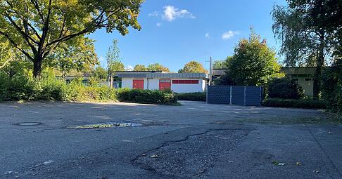 Der hintere Bereich des Parkplatzes am Solefreibad sieht ziemlich ramponiert aus. Hier sind sich alle einig, dass etwas passieren muss. Der hintere Bereich des Parkplatzes am Solefreibad sieht ziemlich ramponiert aus. Hier sind sich alle einig, dass etwas passieren muss.