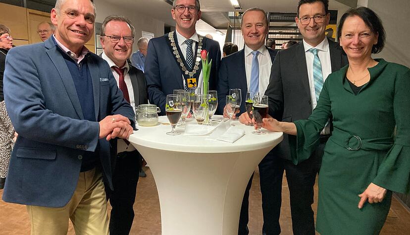 Bad Rappenaus OB Sebastian Frei (Mitte) ist f&uuml;r die zweite Amtszeit verpflichtet worden. Mit im Bild (von links): Timo Natter, B&uuml;rgermeister von Langenbrettach, Rappenaus Hauptamtsleiter Wolfgang Franke sowie die B&uuml;rgermeister von Kirchardt und Gemmingen, Gerd Kreiter und Timo Wolf, mit Regierungspr&auml;sidentin Susanne Bay.