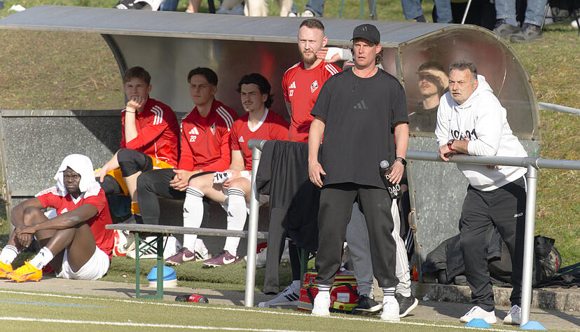 VfB-Trainer David Pfeiffer (Zweiter von rechts) war nach dem 0:0 in Reichenbach richtig angefressen.