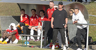 VfB-Trainer David Pfeiffer (Zweiter von rechts) war nach dem 0:0 in Reichenbach richtig angefressen.