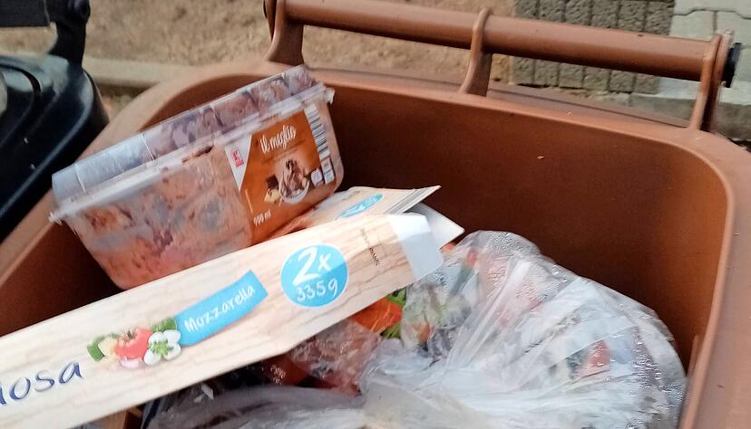 Immer wieder landet in den Biotonnen Plastik und anderer Unrat, der dort nicht hineingeh&ouml;rt. Der reale Anteil an Fremdstoffen betr&auml;gt derzeit 15 bis 20 Prozent.