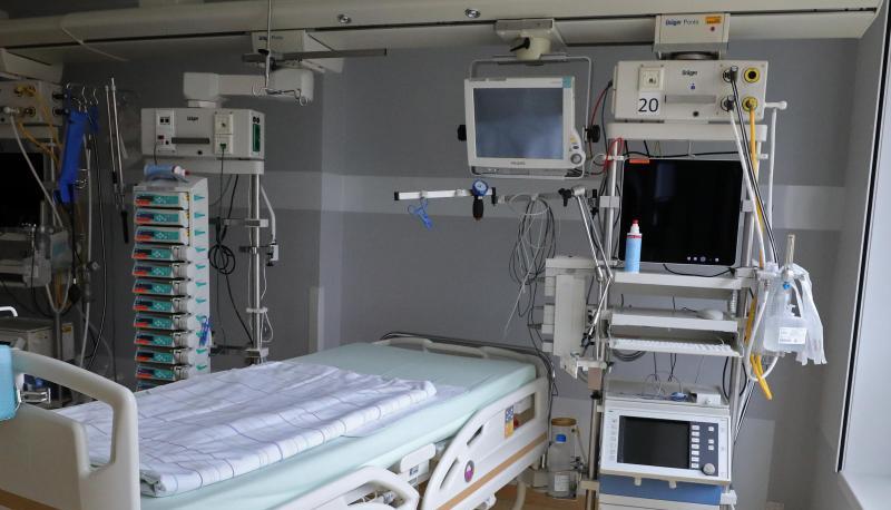 Ein Bett auf einer Intensivstation.