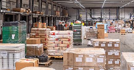 Eine von mehreren Hallen, in der Waren zuerst angeliefert, sortiert und danach an Kunden ausgeliefert werden. 
Fotos: Mario Berger