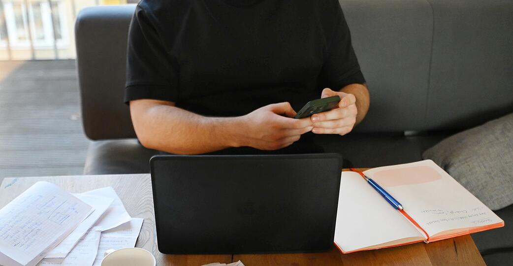 Die Arbeit von zu Hause erledigen: Aus steuerlicher Sicht kann das - gerade bei kurzen Arbeitswegen - durchaus lohnenswert sein.