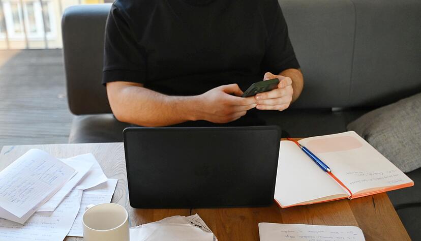 Die Arbeit von zu Hause erledigen: Aus steuerlicher Sicht kann das - gerade bei kurzen Arbeitswegen - durchaus lohnenswert sein.