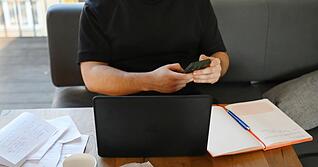 Die Arbeit von zu Hause erledigen: Aus steuerlicher Sicht kann das - gerade bei kurzen Arbeitswegen - durchaus lohnenswert sein.