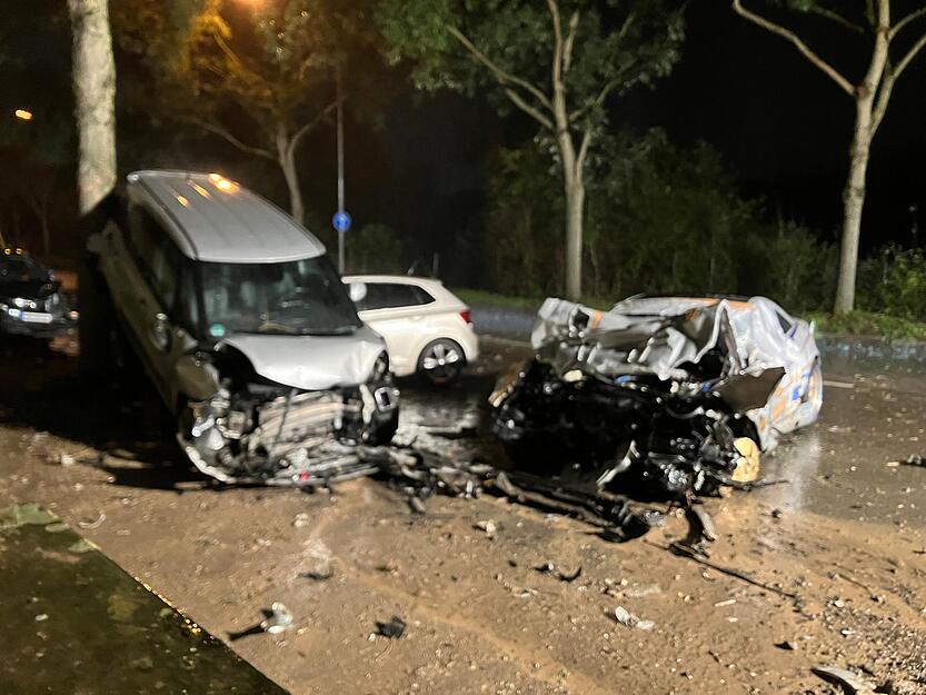 Spektakulärer Unfall mit gestohlenem Mercedes AMG in Heilbronn: am Fahrbahnrand parkende Autos waren involviert.