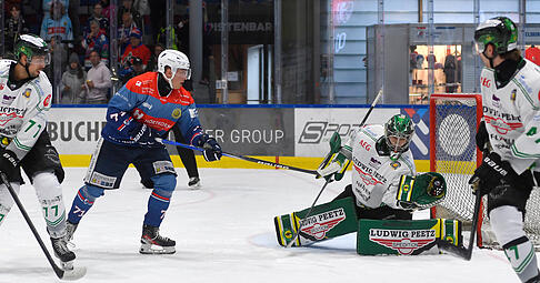 Fabian Paul (links) erzielt mit seinem ersten Saisontreffer das zwischenzeitliche 1:0 für die Falken. Einer der wenigen Lichtblicke bei der Partie in Füssen.