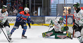 Fabian Paul (links) erzielt mit seinem ersten Saisontreffer das zwischenzeitliche 1:0 für die Falken. Einer der wenigen Lichtblicke bei der Partie in Füssen.