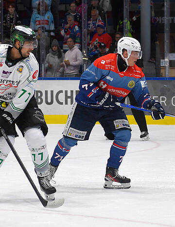Fabian Paul (links) erzielt mit seinem ersten Saisontreffer das zwischenzeitliche 1:0 für die Falken. Einer der wenigen Lichtblicke bei der Partie in Füssen.