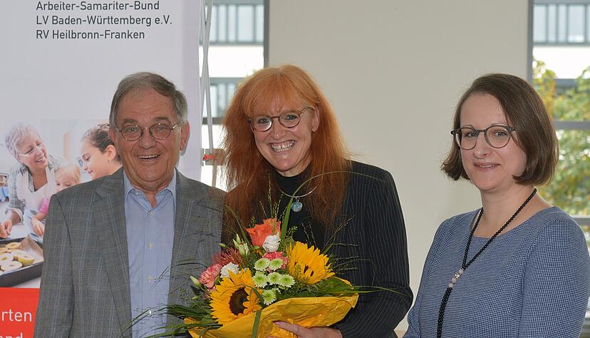 Gut gelaunt am Jubiläumstag (v. li.): ASB-Regionalvorsitzender Harald Friese, Pflegedienstleiterin Ute Frick, Vize-Geschäftsführerin Izabela Beeken.
Foto: Ekkehart Nupnau