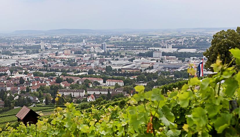 Blick auf Heilbronn: Jahrelang gab es bedenkliche Schadstoffwerte des Reizgases Stickstoffdioxid &uuml;ber dem Grenzwert. Im Corona-Jahr 2020 gibt es bisher fl&auml;chendeckend gute Luft - auch bei wieder deutlich steigenden Verkehrszahlen. 
Foto: Ralf Seidel