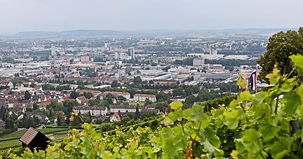 Blick auf Heilbronn: Jahrelang gab es bedenkliche Schadstoffwerte des Reizgases Stickstoffdioxid &uuml;ber dem Grenzwert. Im Corona-Jahr 2020 gibt es bisher fl&auml;chendeckend gute Luft &minus; auch bei wieder deutlich steigenden Verkehrszahlen. 
Foto: Ralf Seidel
