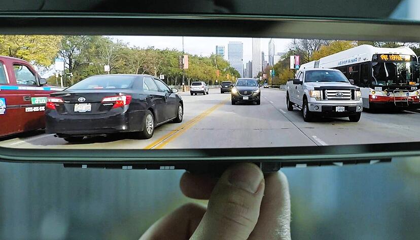 Der Full Display Mirror von Gentex erm&ouml;glicht dank einer Kamera auf dem Autodach einen Panoramablick &uuml;ber das r&uuml;ckw&auml;rtige Verkehrsgeschehen.
Foto: Gentex