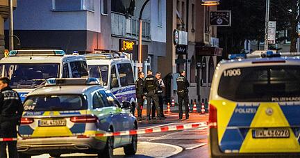 Polizeibeamte sichern den Tatort in Plochingen ab, wo ein Mann angeschossen wurde.