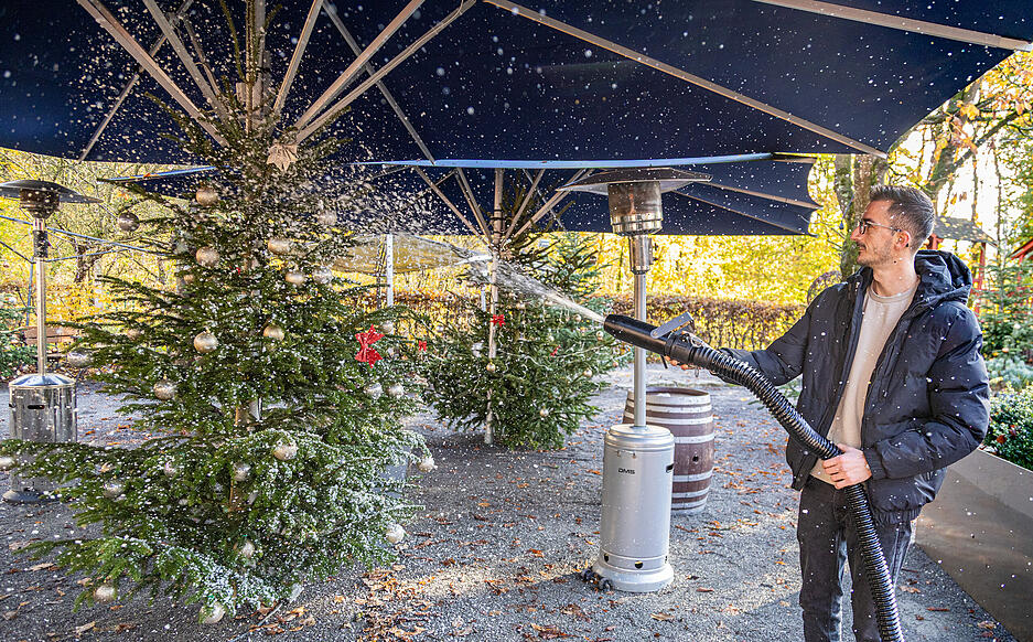 Das winterliche Dorf am Trappensee entsteht.