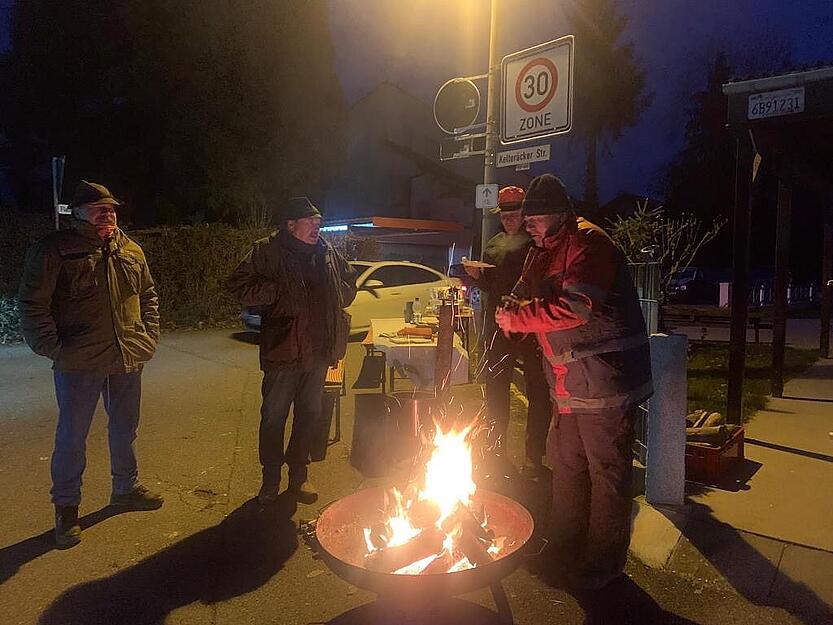 Die Jägergemeinschaft in Donnbronn empfängt die protestierenden Bauern mit warmen Getränken und einer heißer Wurst. An der L1111 in Donnbronn brennt Holz in einer Feuerschale. In einem kleinen Kessel kochen Würstchen im heißen Wasser. Die Jägergemeinschaft in Donnbronn empfängt die protestierenden Bauern mit warmen Getränken und einer heißer Wurst. An der L1111 in Donnbronn brennt Holz in einer Feuerschale. In einem kleinen Kessel kochen Würstchen im heißen Wasser.