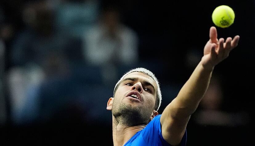 Carlos Alcaraz gewinnt sein Erstrundenmatch in Tokio trotz zwischenzeitlicher Probleme mit dem Fuß. (Archivbild)