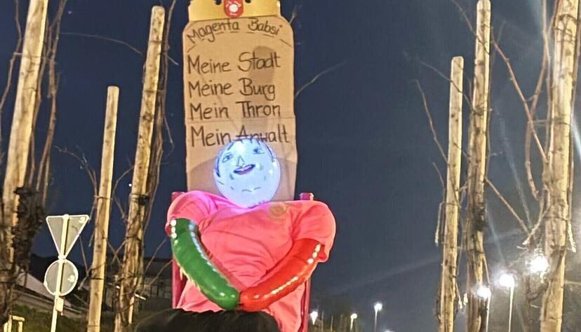 &bdquo;Meine Stadt, meine Burg, mein Thron, mein Anwalt" steht auf der Figur geschrieben, die in Beilstein steht.