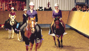 Blitzende Helme und geschmückte Ponys: Die Ritterquadrille des Reitvereins war im Gegensatz zu den Originalen fähig zu einem ausgiebigen Ritt.Foto: Stefanie Pfäffle Blitzende Helme und geschmückte Ponys: Die Ritterquadrille des Reitvereins war im Gegensatz zu den Originalen fähig zu einem ausgiebigen Ritt.Foto: Stefanie Pfäffle