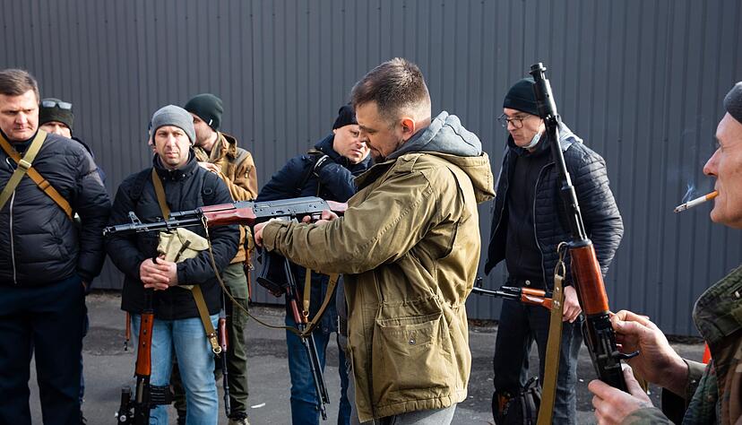 Zivilisten der territorialen Verteidigungseinheit in Kiew rüsten ihre Waffen. Zivilisten der territorialen Verteidigungseinheit in Kiew rüsten ihre Waffen.