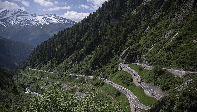 Das Fahrerfeld erklimmt den Furkapass. Das Fahrerfeld erklimmt den Furkapass.