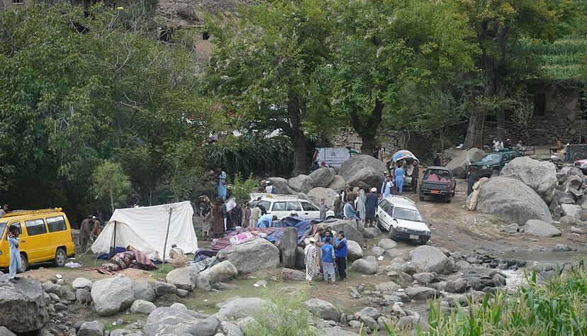 Blick auf ein provisorisches Notunterkunftslager nach dem Erdbeben in der afghanischen Provinz Kunar.