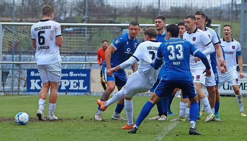 Im Get&uuml;mmel nur schwer zu sehen: Hollenbachs Jason Wink wird beim Schuss, der letztlich geblockt wird, von Oberacherns Noa Antony Bauer noch durch das Trikotziehen gest&ouml;rt. Es gab einige kritische Szenen im Spiel.
Fotos: Marc Schmerbeck