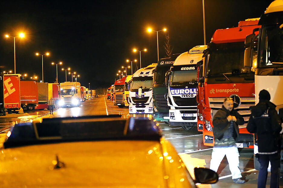 330 Lkw stehen auf dem Tank- und Rastplatz Kraichgau Süd in Sinsheim. Jeder einzelne Fahrer wird am Sonntagnacht kontrolliert.