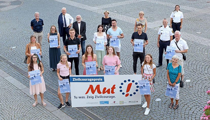 Die Preisträger und die Offiziellen, die die jeweiligen Einzelpreise übergeben haben, auf dem Heilbronner Marktplatz vor dem Rathaus.