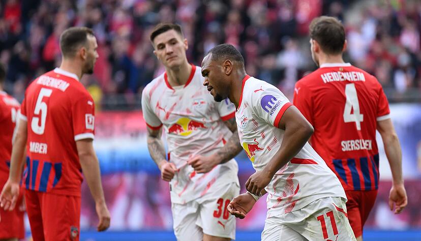 Openda (2.v.r.) beendet seine Torflaute und trifft zum 1:2-Anschluss f&uuml;r RB Leipzig.