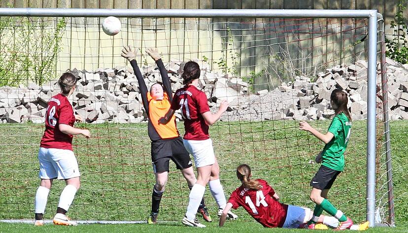 Die Sülzbacherin Emily Jäger (grünes Trikot) vergibt im Spiel gegen Dürrenzimmern eine große Chance. Auch in dieser Saison wird es wieder zu diesem Derby kommen.Foto: Alexander Bertok Die Sülzbacherin Emily Jäger (grünes Trikot) vergibt im Spiel gegen Dürrenzimmern eine große Chance. Auch in dieser Saison wird es wieder zu diesem Derby kommen.Foto: Alexander Bertok