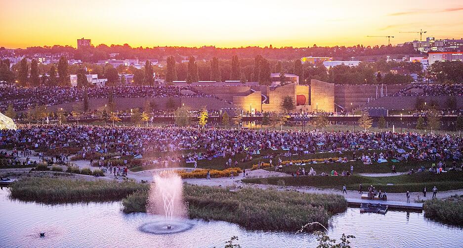 14. September. Massenandrang auf dem Gelände der Bundesgartenschau in Heilbronn. Tausende Besucher warten auf die Präsentation von fünf Wassershows am Stück.