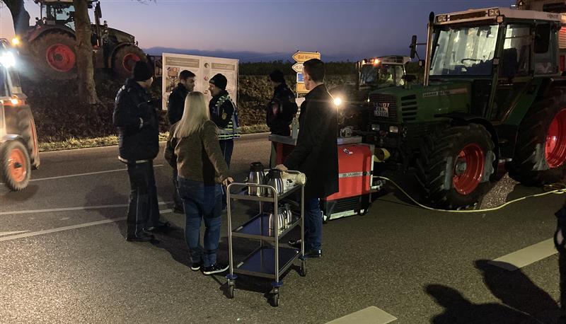 Lidl-Mitarbeiter versorgen die Polizei mit Kaffee.