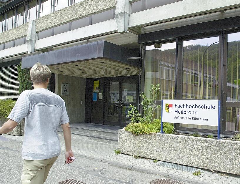 3. Oktober 1988: Insgesamt 53 Studienbewerber sind für das Wintersemester des Studienbereichs Elektrotechnik zugelassen. 3. Oktober 1988: Insgesamt 53 Studienbewerber sind für das Wintersemester des Studienbereichs Elektrotechnik zugelassen.