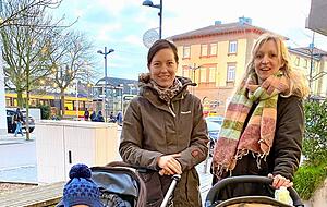 Bianca Staudt mit Niklas (li.) und Katharina van den Berg mit Jonas schätzen die gute Infrastruktur für Familien – auch, weil die Stadt viel Grün bietet. Foto: Christian Klose Bianca Staudt mit Niklas (li.) und Katharina van den Berg mit Jonas schätzen die gute Infrastruktur für Familien – auch, weil die Stadt viel Grün bietet. Foto: Christian Klose