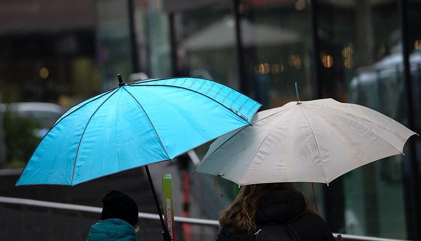 Zum Wochenstart lohnt sich das Mitnehmen von einem Regenschirm, es soll regnen. (Symbolbild)