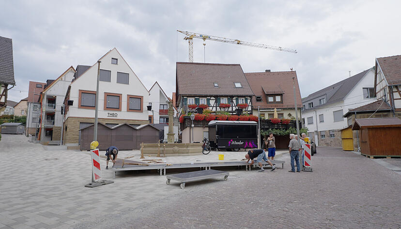 Die Aufbauarbeiten fürs Weinfest in Weinfest laufen auf Hochtouren.