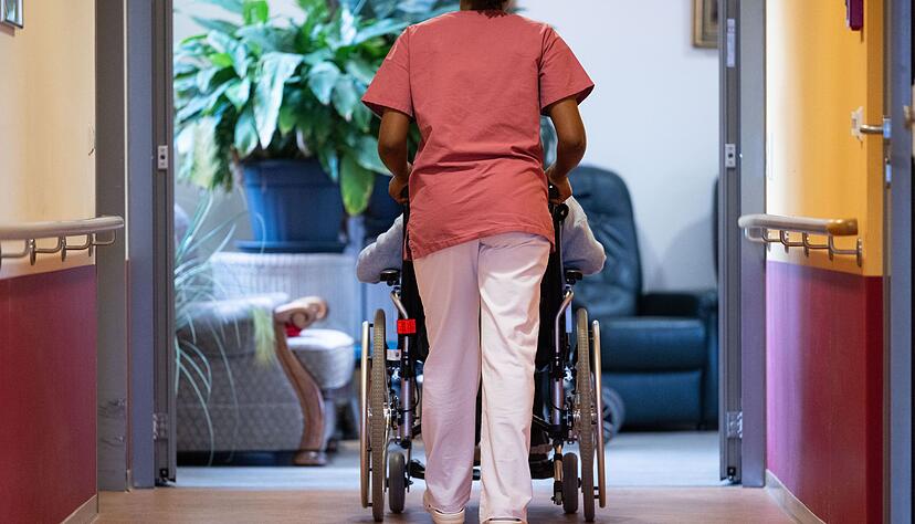 Die Arbeit in der Pflege soll auch mit h&ouml;heren L&ouml;hnen attraktiver werden. (Archivbild)