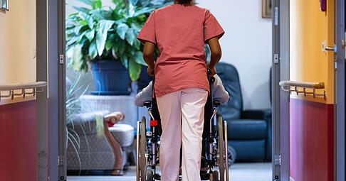 Die Arbeit in der Pflege soll auch mit höheren Löhnen attraktiver werden. (Archivbild) Die Arbeit in der Pflege soll auch mit höheren Löhnen attraktiver werden. (Archivbild)