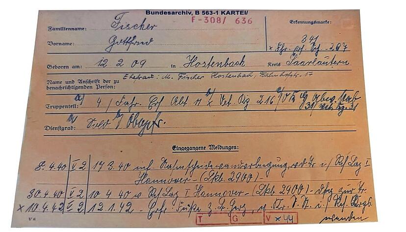 So sieht die Karteikarte aus, auf der alle Meldungen zu meinem Opa notiert sind. KI hilft mir, den Text zu lesen und zu interpretieren.