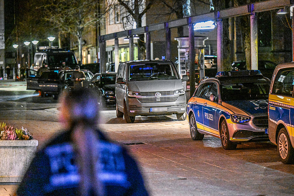 Polizeifahrzeuge stehen bei einem Einsatz in der Nähes des Münsterplatzes in Ulm. Polizeifahrzeuge stehen bei einem Einsatz in der Nähes des Münsterplatzes in Ulm.