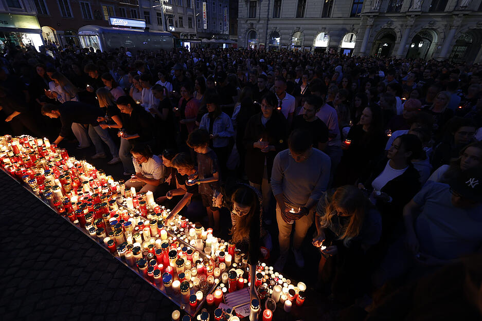 Tausende Trauernde kamen nach dem Amoklauf in Graz zusammen, um den Opfern zu gedenken. Tausende Trauernde kamen nach dem Amoklauf in Graz zusammen, um den Opfern zu gedenken.